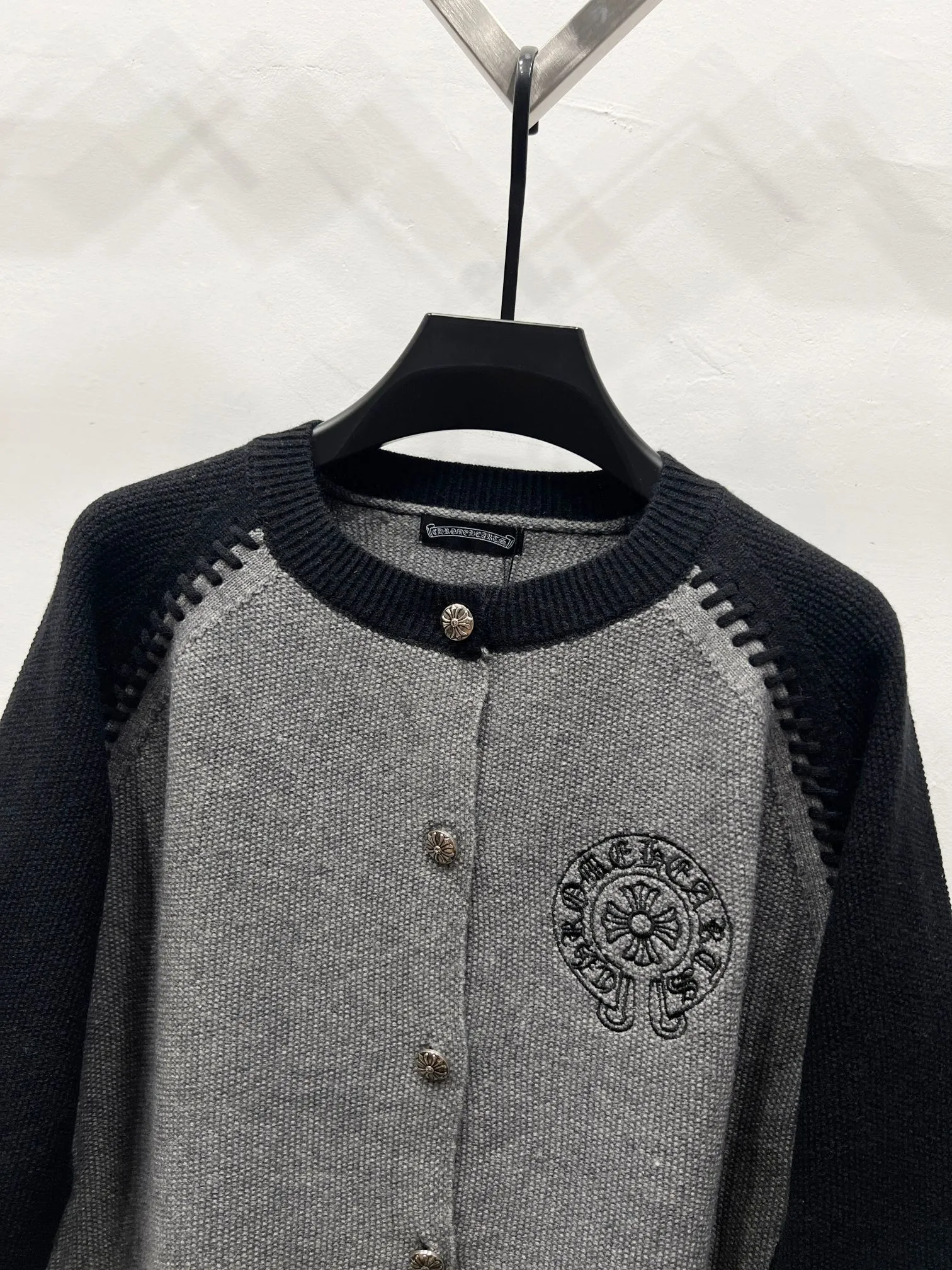 P290 Style No.: (Q078) ChromeHearts popular Chrome Hearts CH Sanskrit horseshoe cross embroidery button cardigan jacket raglan sleeve sweater, contrasting color splicing raglan round neck knitted sweater, unique knitting texture, soft and skin-friendly, classic pattern embroidery on the front and back. Retro chic. The contrasting color raglan sleeve design and the thick stitching craftsmanship at the joints make it look great when worn alone or layered! The fit is loose and slimming! Fashionable patchwork colored sweater, colorfully intertwined, with clear layers, warm and slimming. Whether worn alone or layered, you can easily control various styles and show your personal charm. The raglan sleeves are shoulder-width in contrasting colors and have ultra-detailed embroidery on the front and back, giving it a casual street feel. It looks great when worn alone! The sleeves are designed with contrasting colors and seams, and the round neck style reveals the neck and flatters the face shape! Wool blend knitted fabric, soft, comfortable and warm to the touch. Contrasting color design➕Loose fit, not flattering on your body shape and slimming, not to mention how easy it is to wear! Basic, versatile and fashionable classic! Black and white are versatile! Black and gray high-end! Couples get involved!  Color: black and white/black gray Size: S~M~L